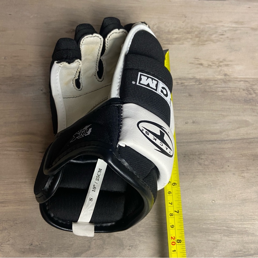 CCM‎ 452 Tacks, Black and White Hockey Glove, (1), Right Hand Glove, Small, 10” - Picture 9 of 9